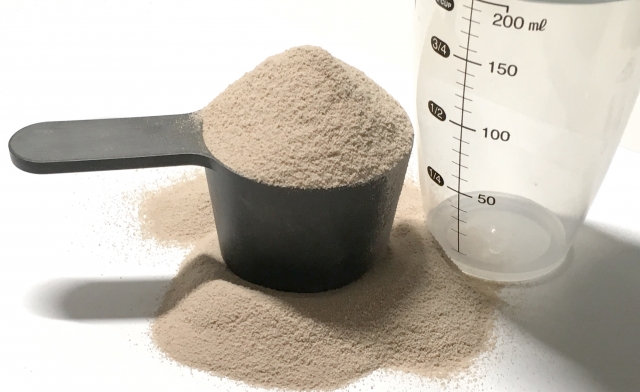 プロテインの飲み方　水で割るか、牛乳で割るか